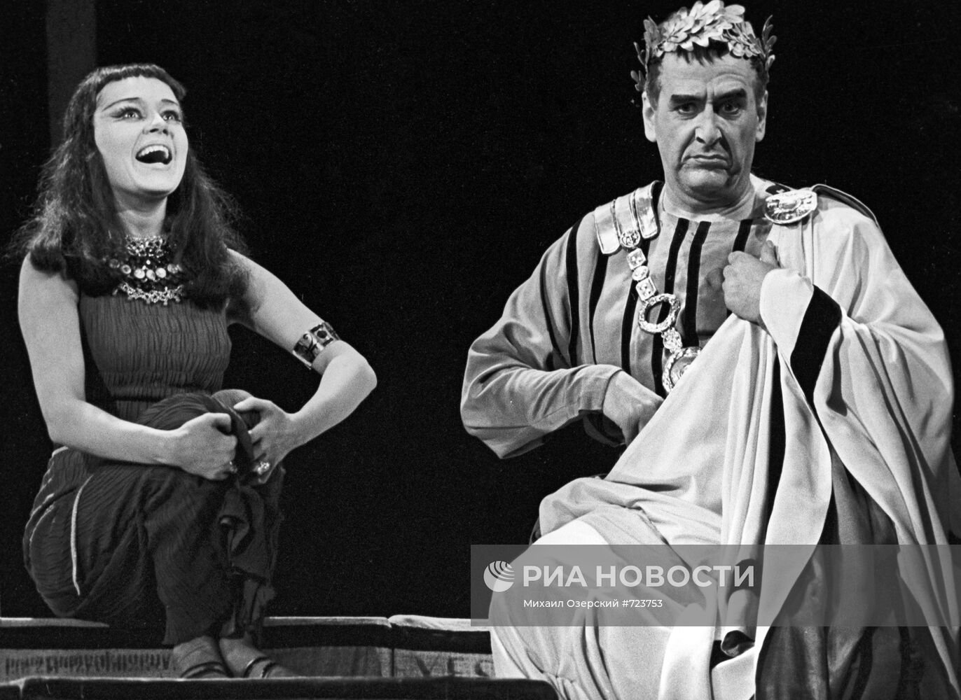 Сцена из спектакля "Цезарь и Клеопатра"