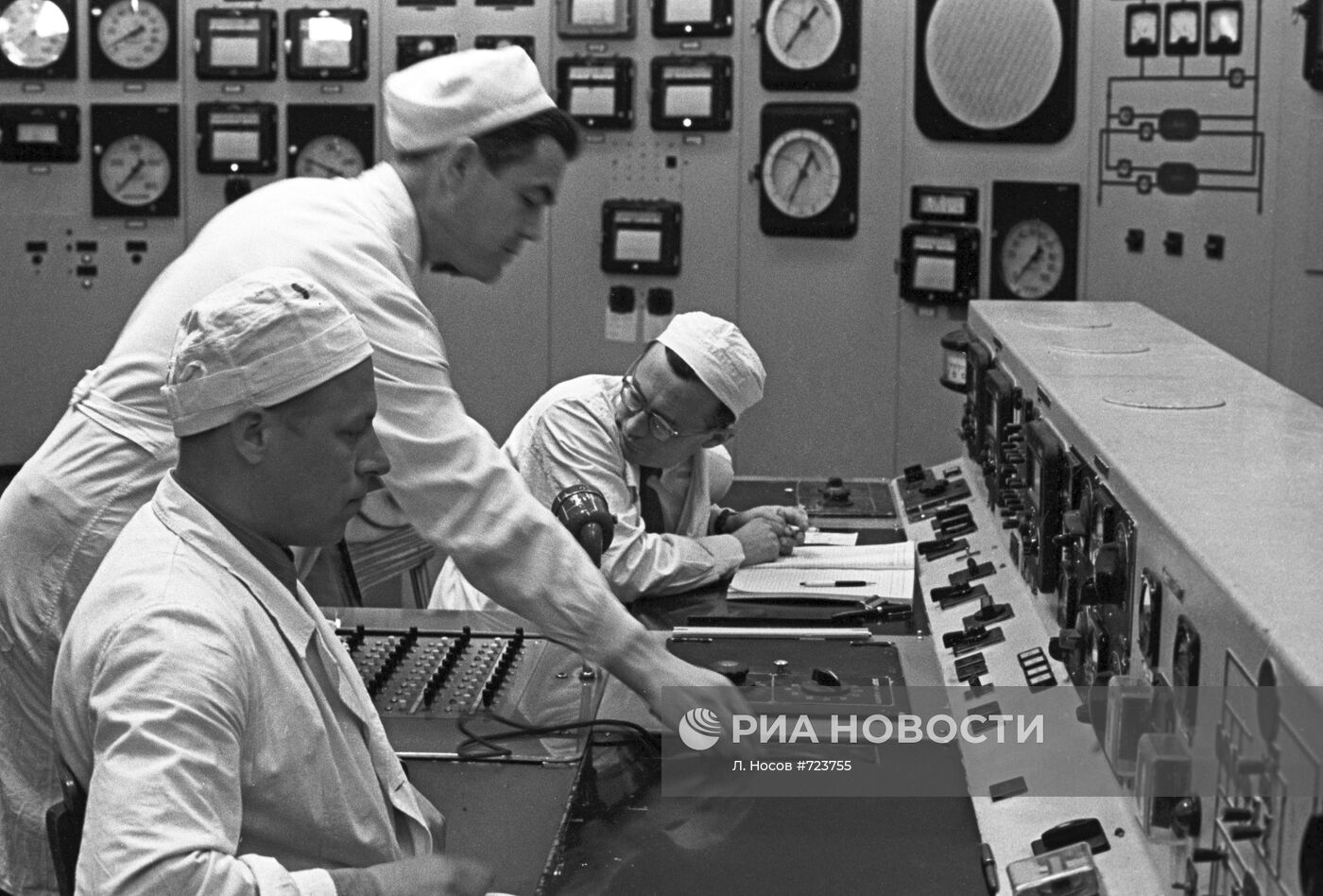 У пульта управления реактором Обнинской АЭС