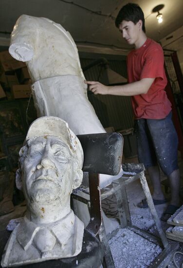 Изготовление скульптур героев фильма "Бриллиантовая рука"