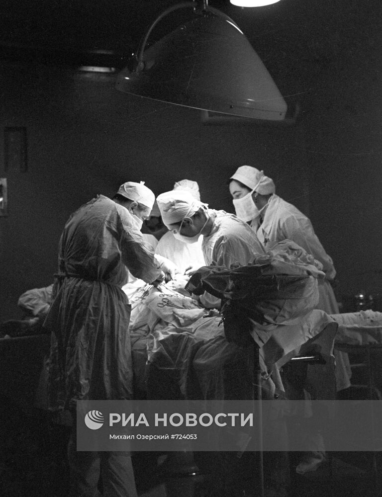 Профессор Николай Блохин во время проведения операции