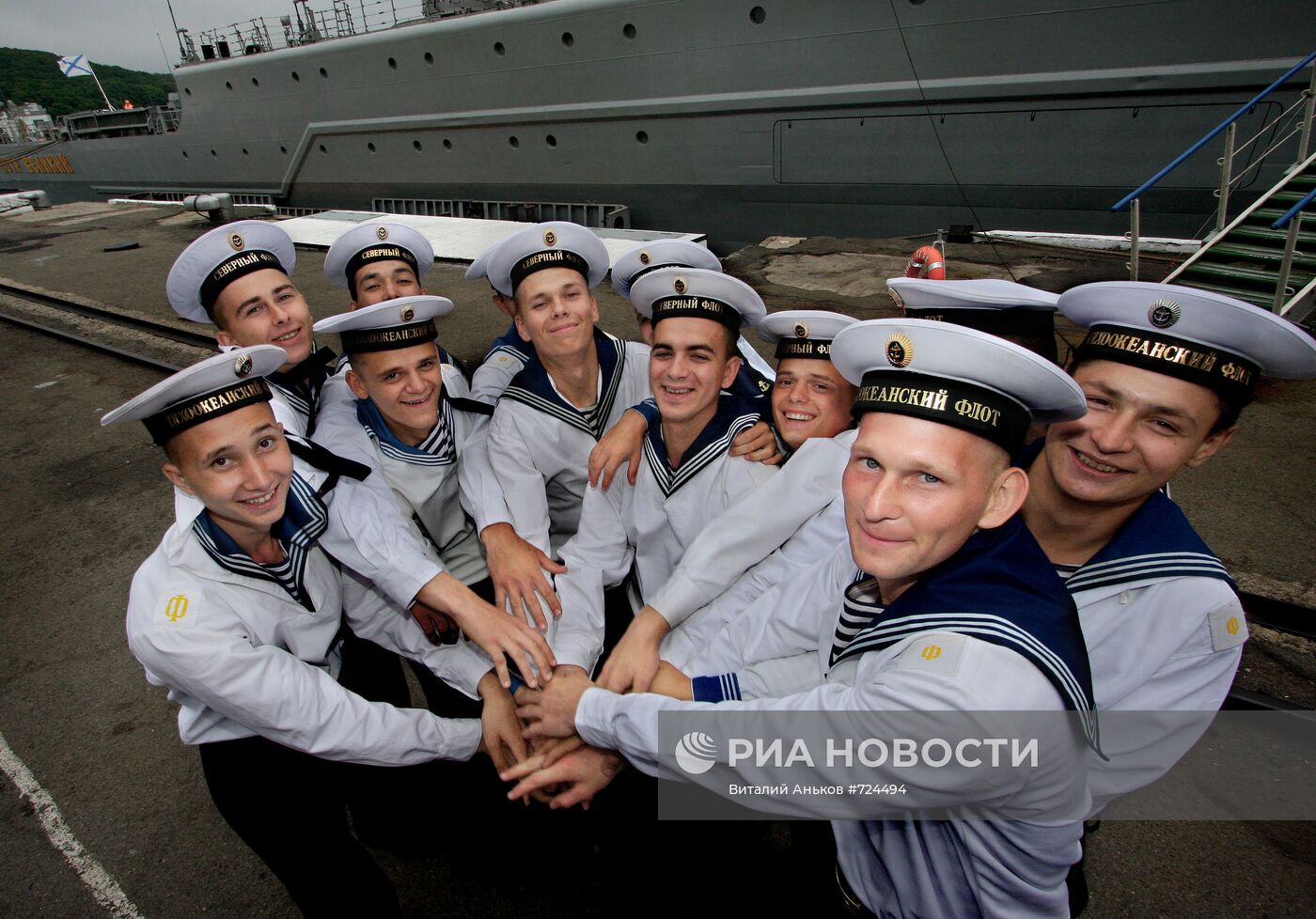 Моряки-североморцы во время проводов крейсера "Петр Великий"