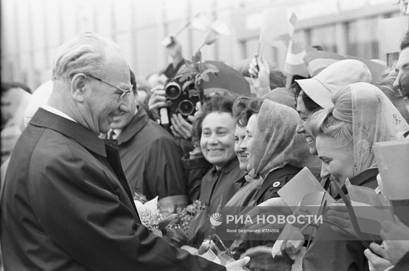 Москвичи приветствуют Франца Ионаса на Внуковском аэродроме