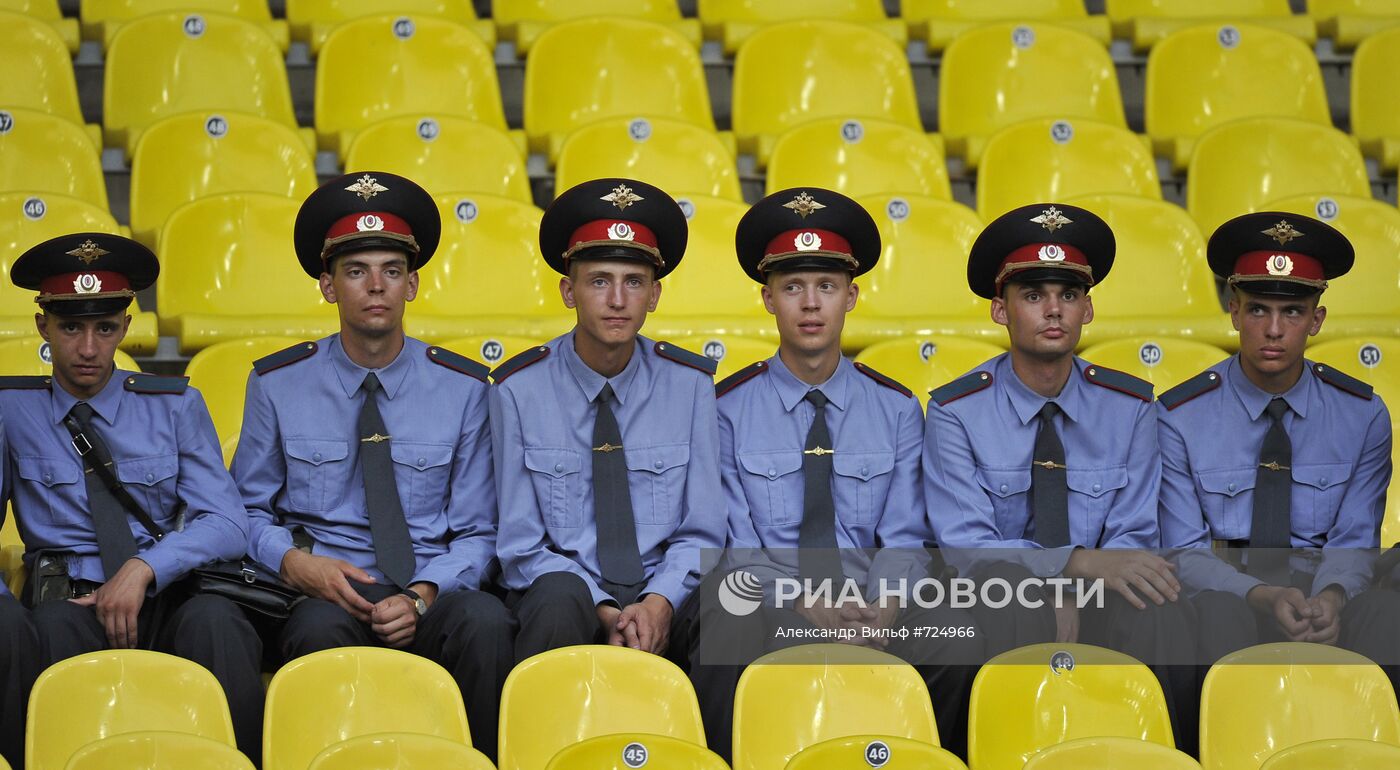 Сотрудники правоохранительных органов на трибуне стадиона