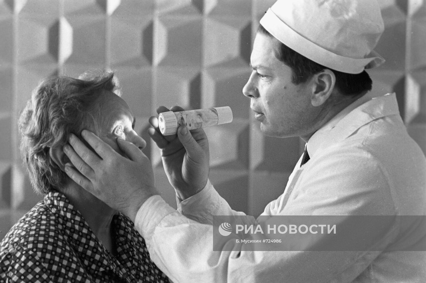 С. Н. Федоров осматривает пациентку