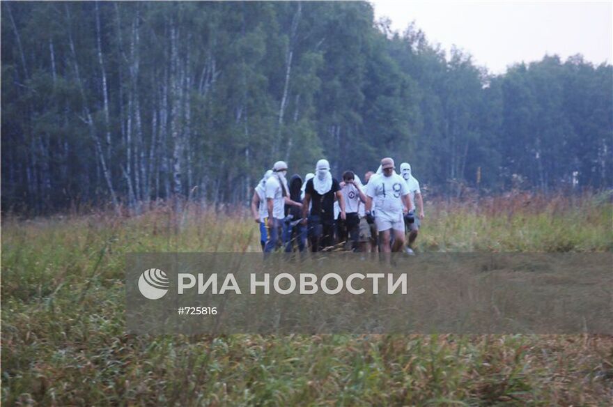 Неизвестные в масках в Химкинском лесу