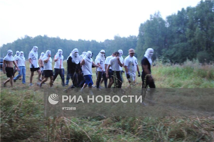Неизвестные в масках в Химкинском лесу