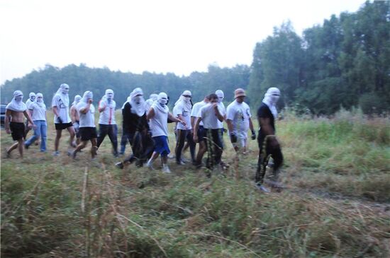 Неизвестные в масках в Химкинском лесу