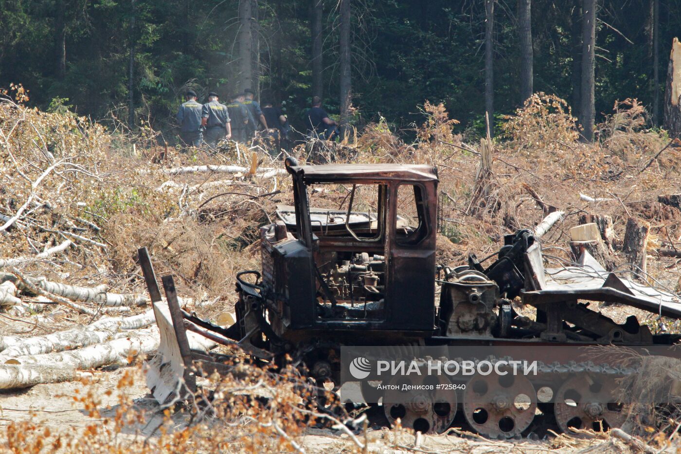 Сгоревший экскаватор в Химкинском лесу