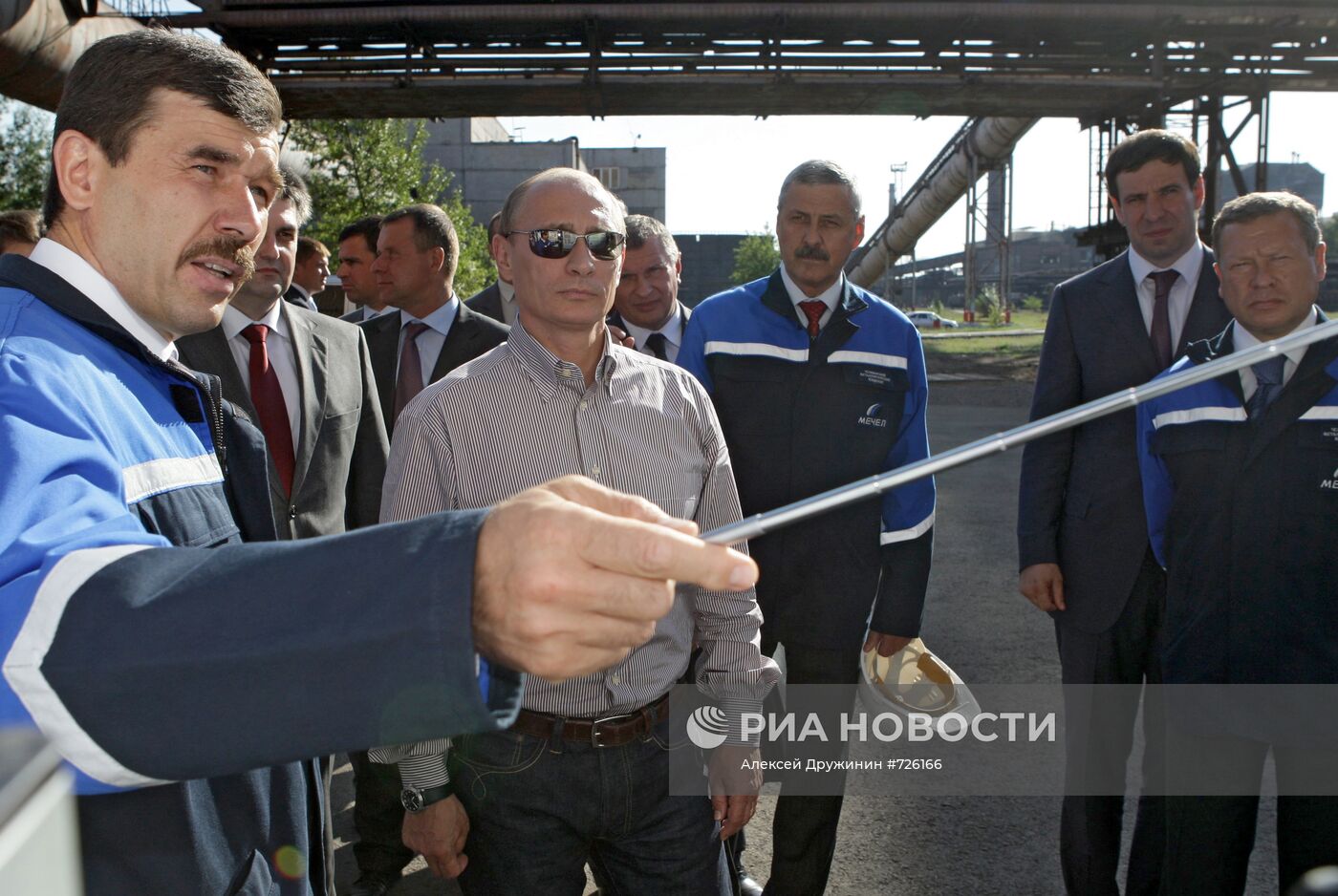 В. Путин посетил ОАО "Челябинский металлургический комбинат"