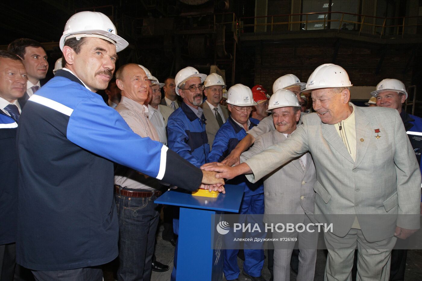 В. Путин посетил ОАО "Челябинский металлургический комбинат"