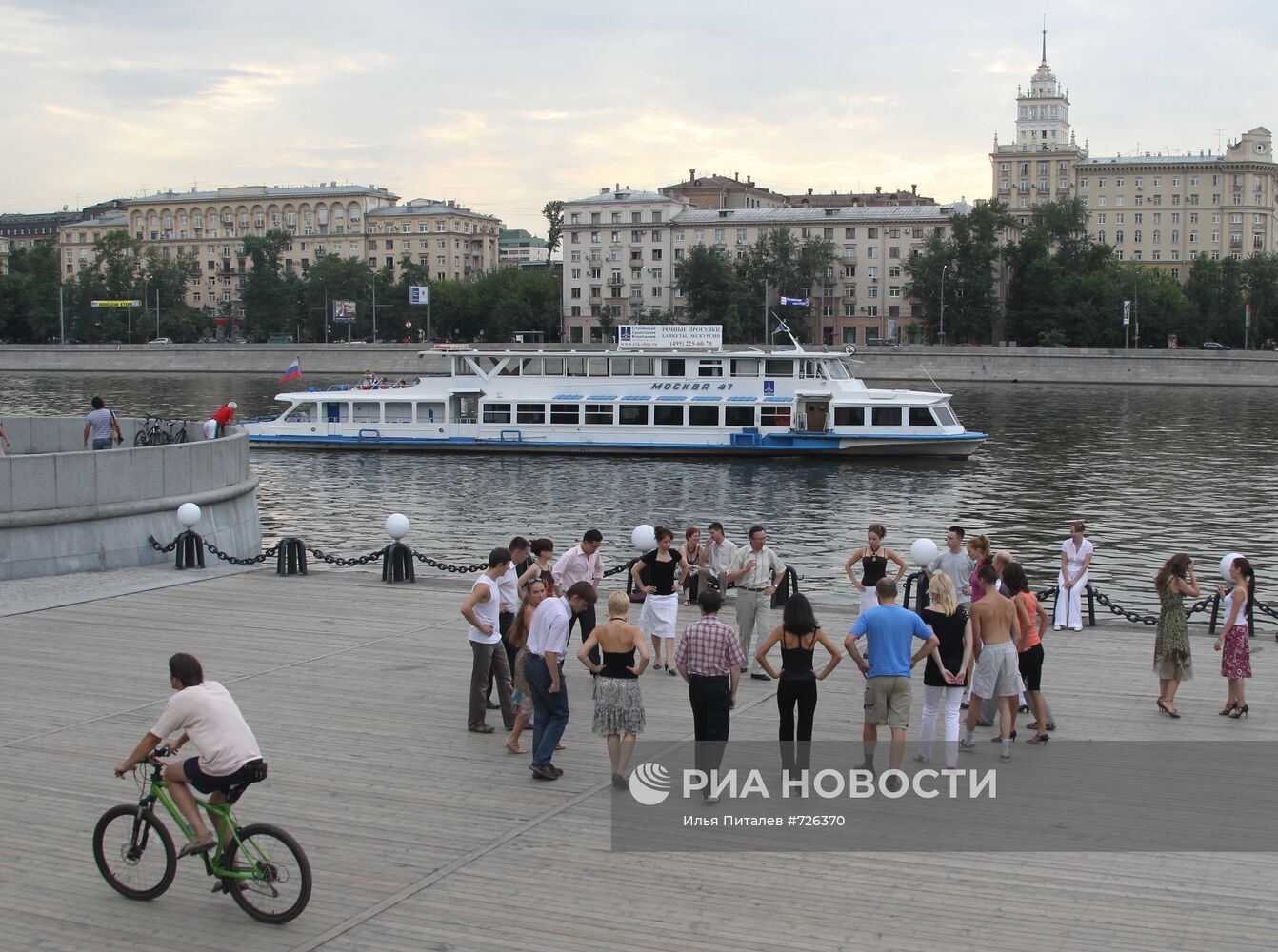 Уличные танцы на Пушкинской набережной в Москве