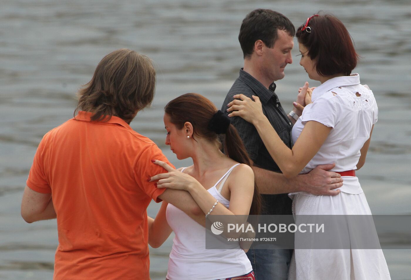 Уличные танцы на Пушкинской набережной в Москве