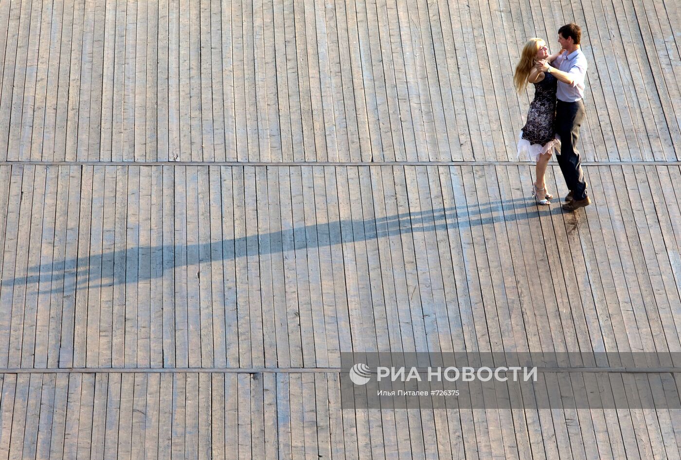 Уличные танцы на Пушкинской набережной в Москве