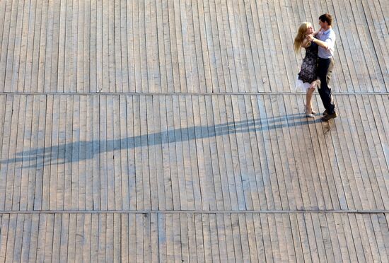 Уличные танцы на Пушкинской набережной в Москве