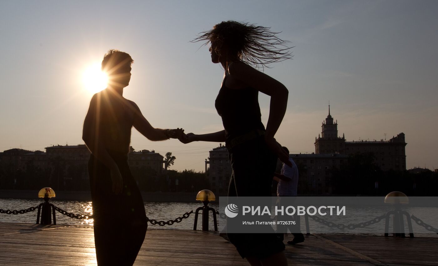 Уличные танцы на Пушкинской набережной в Москве