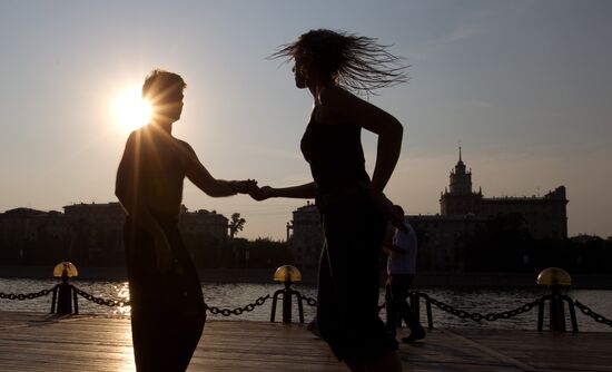Уличные танцы на Пушкинской набережной в Москве