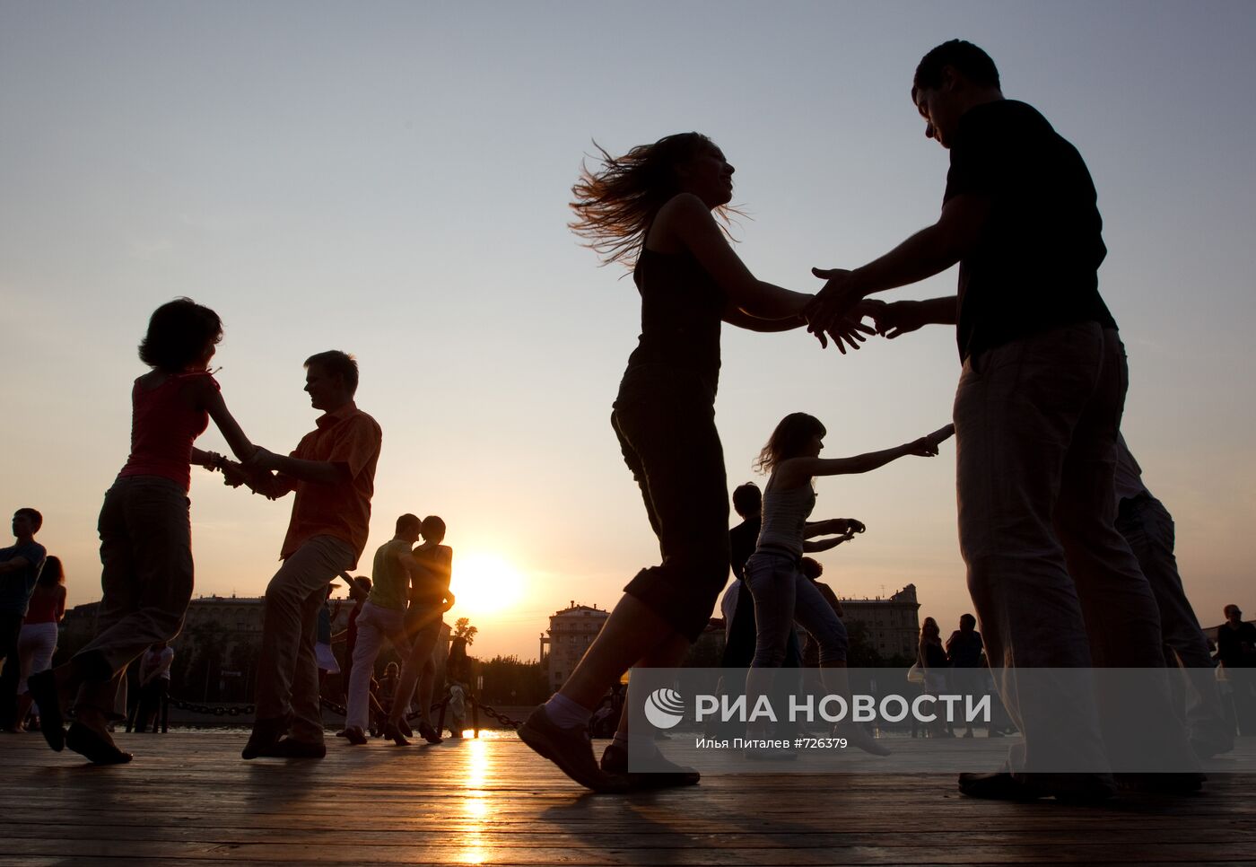 Уличные танцы на Пушкинской набережной в Москве