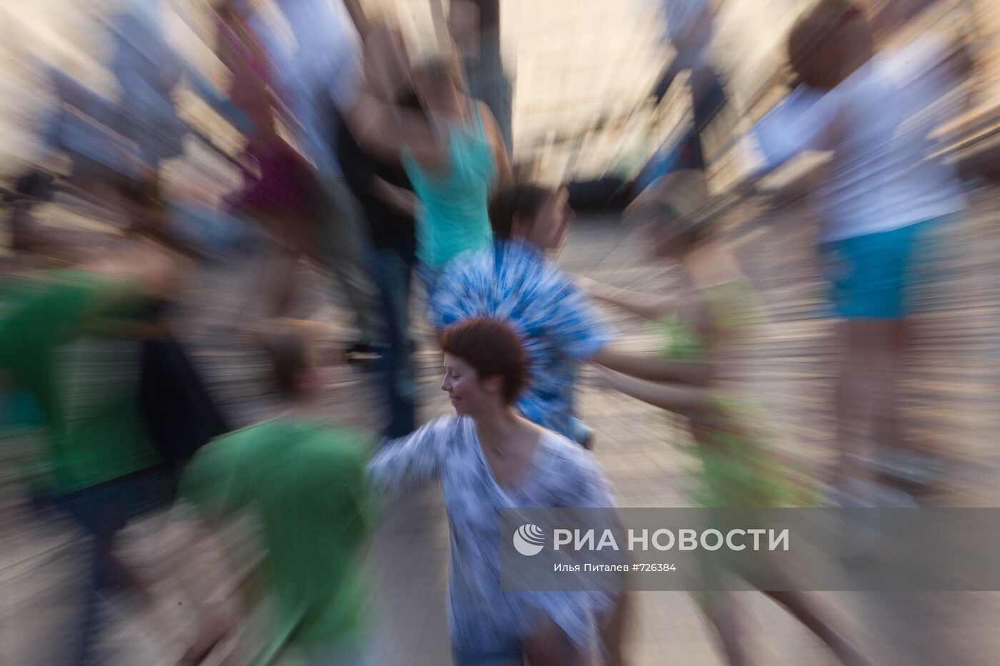 Уличные танцы на Пушкинской набережной в Москве