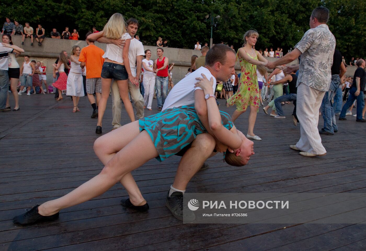 Уличные танцы на Пушкинской набережной в Москве