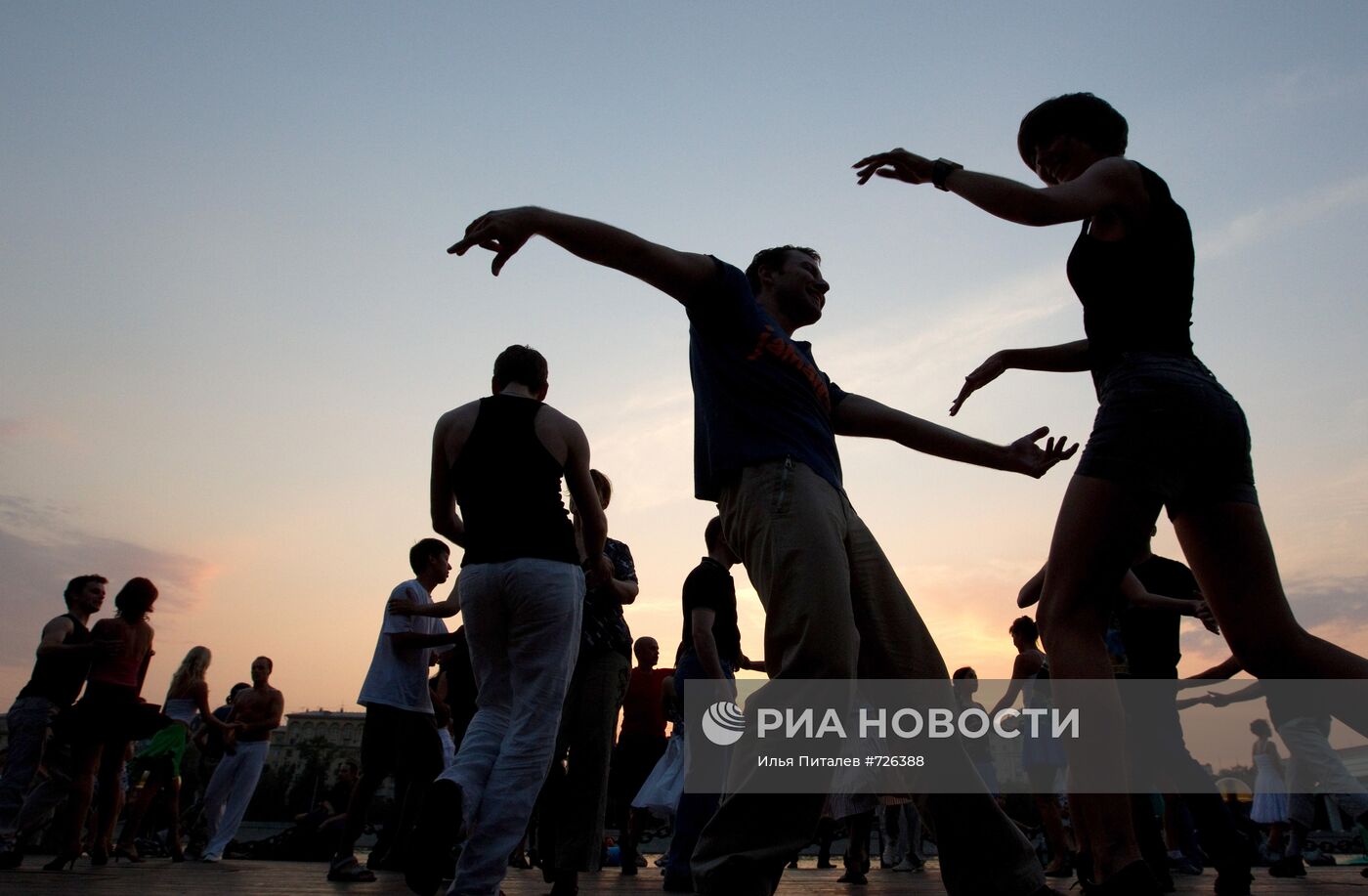 Уличные танцы на Пушкинской набережной в Москве