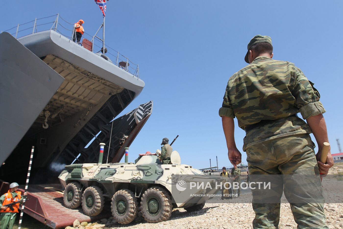 Погрузка морского десанта на корабль в Севастополе