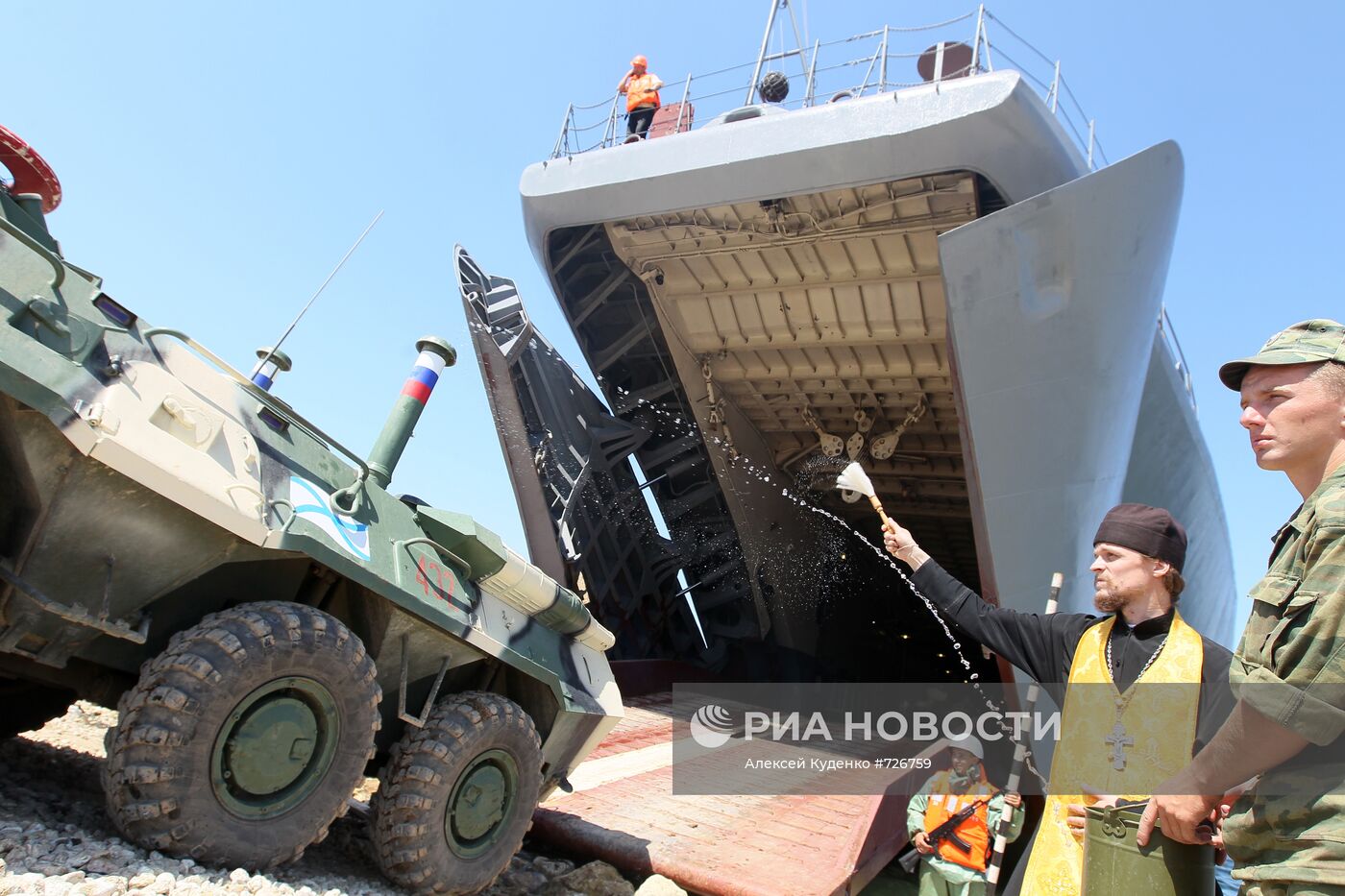 Погрузка морского десанта на корабль в Севастополе