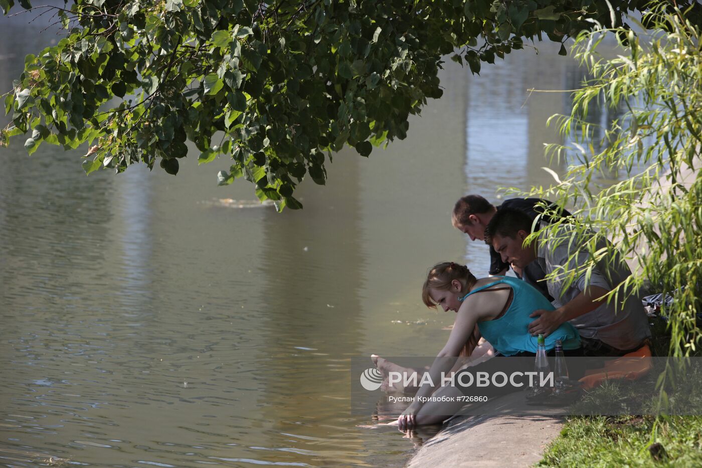 Отдых москвичей у городских прудов