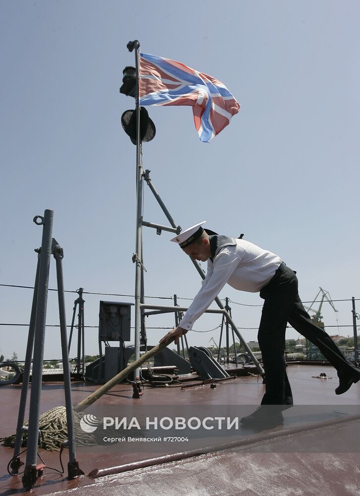 Большой десантный корабль "Азов" накануне Дня ВМФ