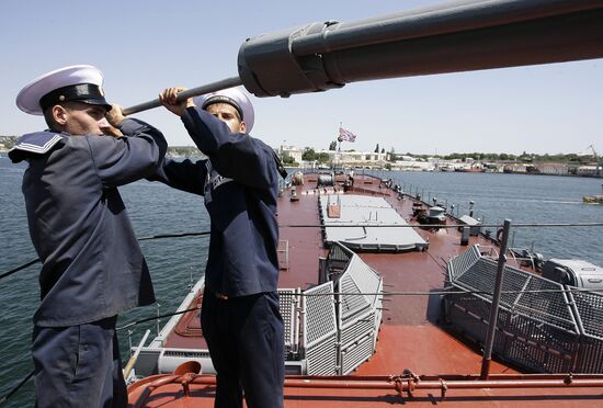 Большой десантный корабль "Азов" накануне Дня ВМФ