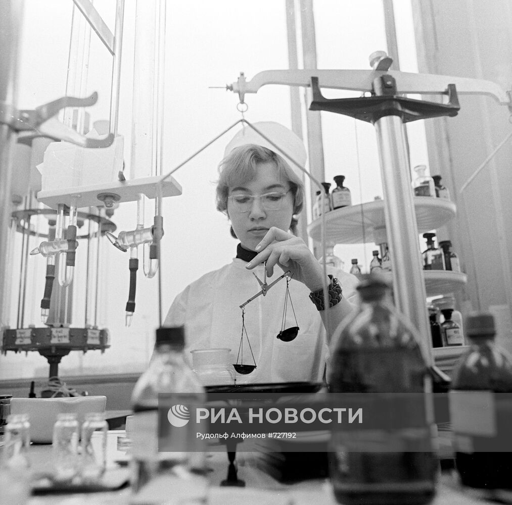 В лаборатории Центрального аптечного НИИ Минздрава СССР