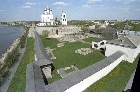 Вид на Псковский кремль и древний Довмонтов город