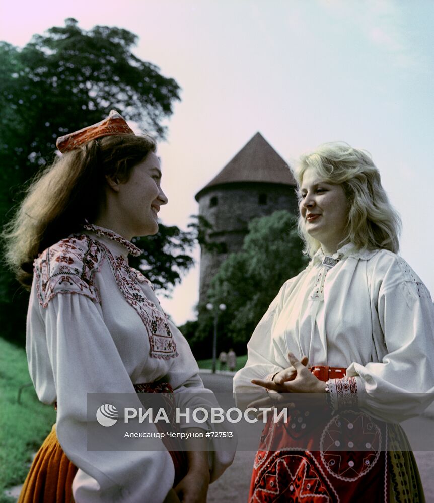 Эстонские девушки в национальных костюмах