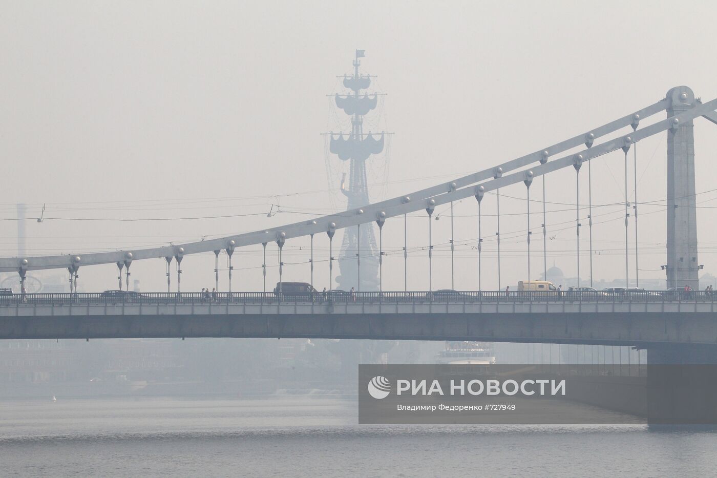 Вид на Крымский мост и памятник Петру I