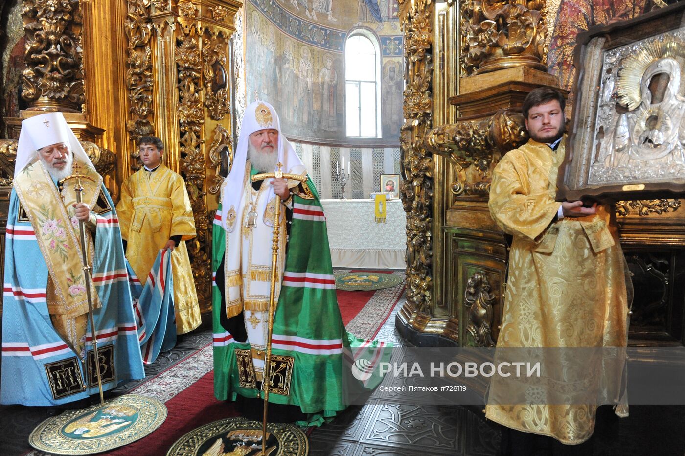 Патриарх Кирилл и митрополит Владимир в Софийском соборе