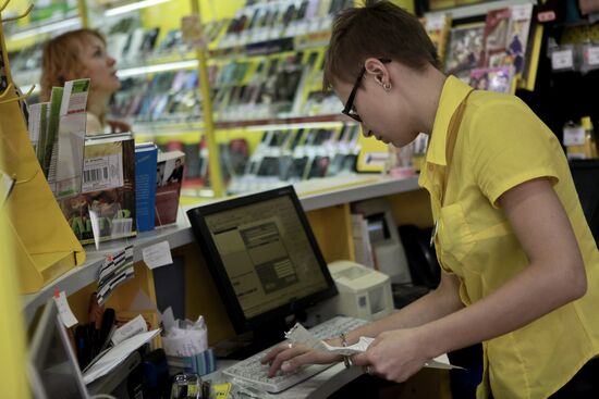 Президент "Евросети" работает продавцом в одном из магазинов