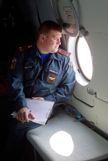 Сотрудник МЧС на борту вертолета МИ-8