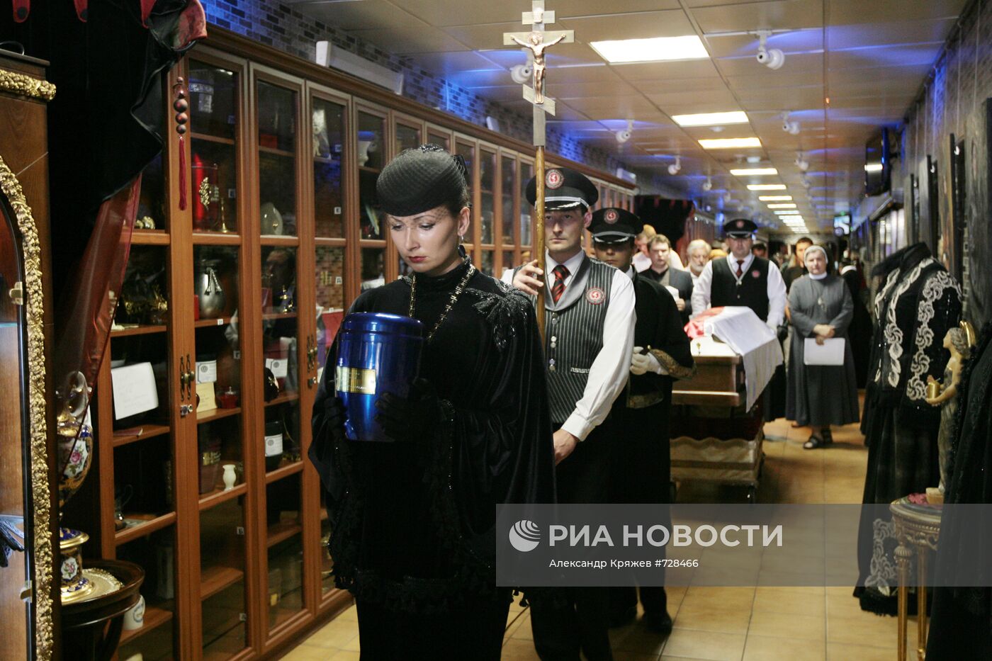 Траурная процессия в Новосибирском крематории