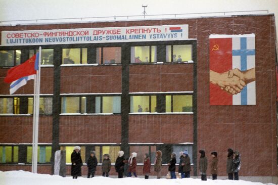 У памятного камня на месте будущего монумента