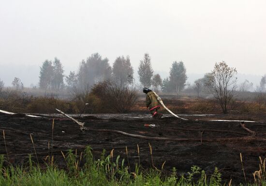 Тушение торфяных пожаров в Егорьевском районе Подмосковья