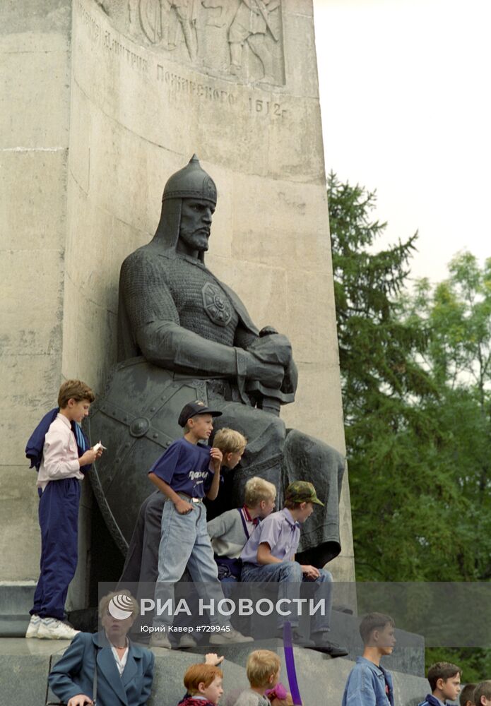 Монумент в честь 850-летия города Владимира на Соборной площади