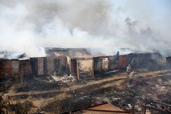 Тушение пожара в гаражах в Железнодорожном районе
