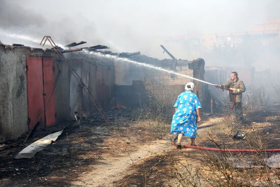 Тушение пожара в гаражах в Железнодорожном районе