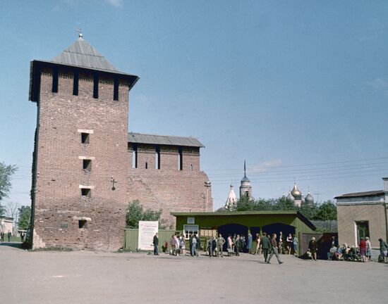 Ямская (Троицкая) башня и фрагмент крепостной стены