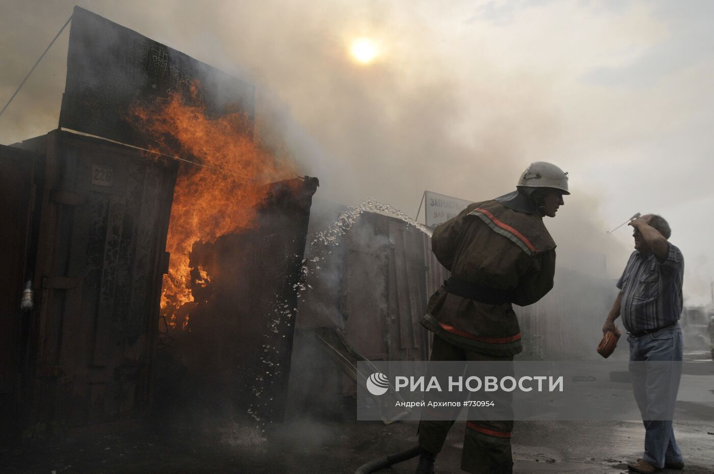 Тушение пожара на Воронежском авторынке