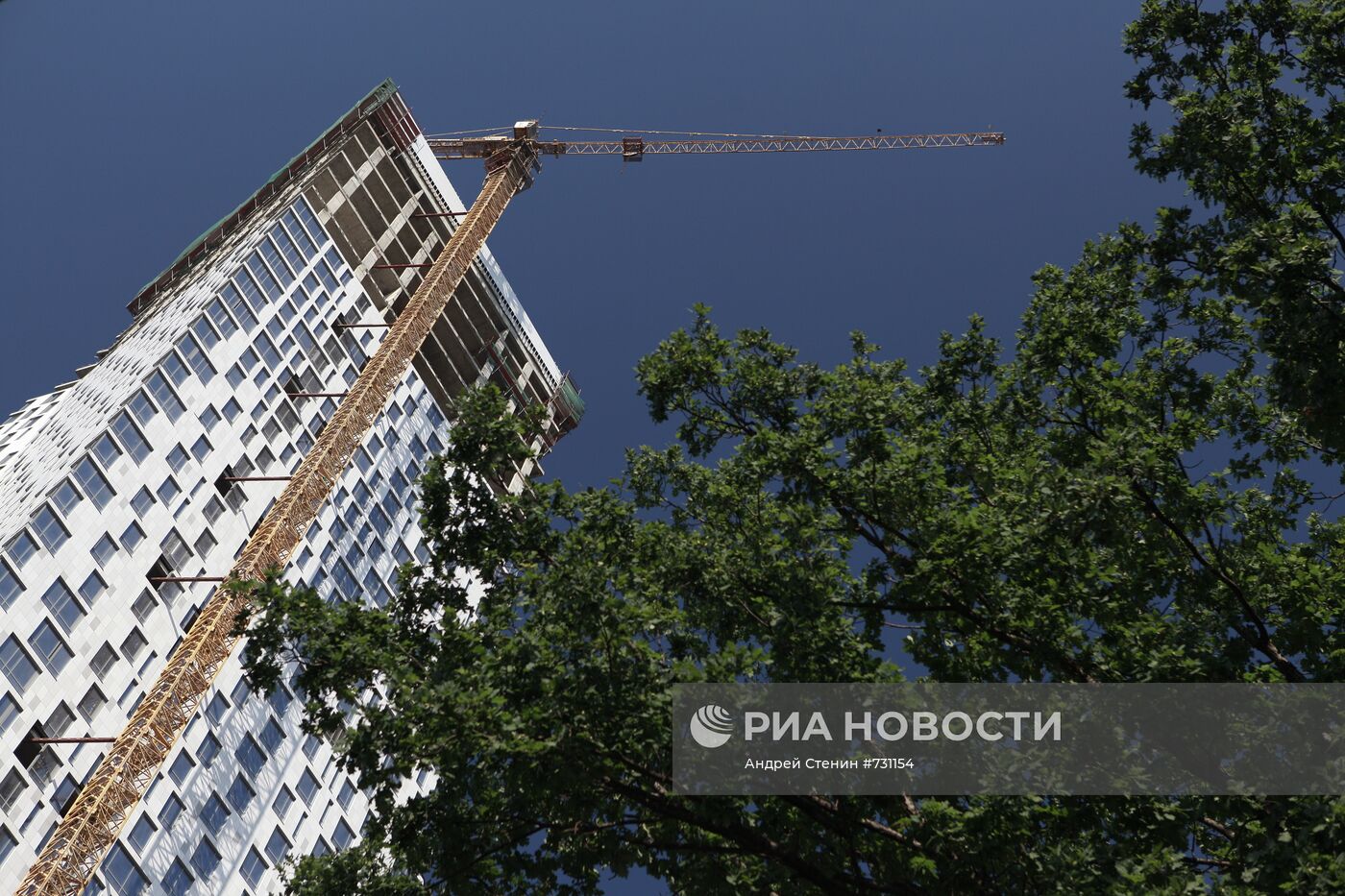 В Москве разбирают небоскреб на Мосфильмовской улице