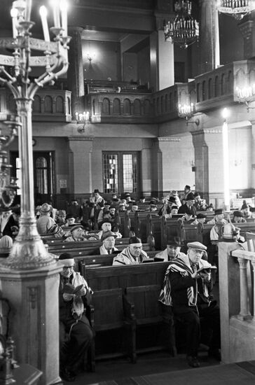 Верующие в Московской хоральной синагоге