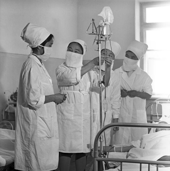 Учащиеся медицинского училища города Фрунзе