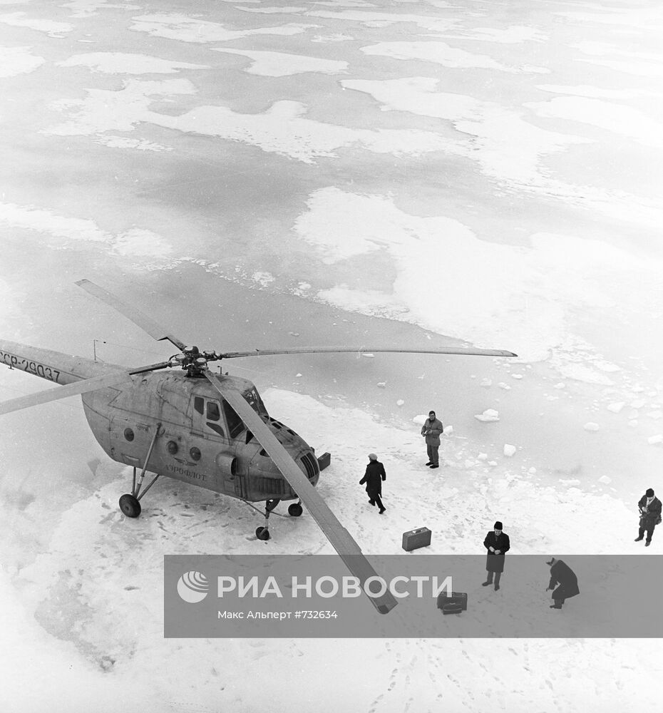 Вертолет на льдине