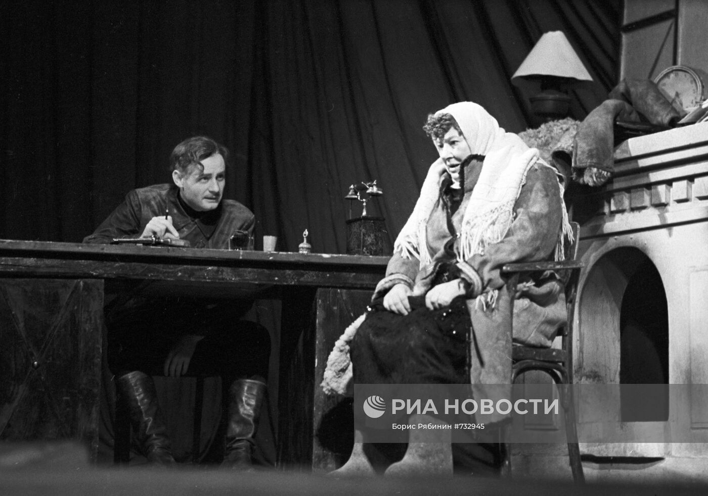 Артисты Ф.Раневская и А.Зубов в спектакле "Шторм"
