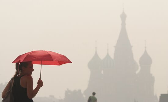 Дым от торфяных пожаров окутал Москву